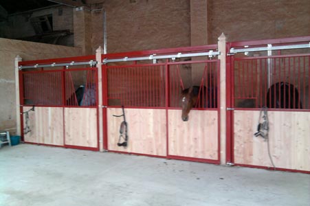 boxe rouge facade chic francaise box interieur chevaux